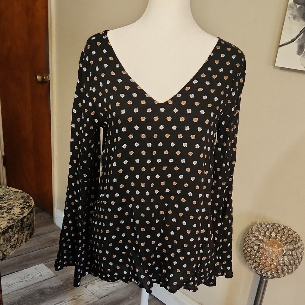 Express Floral Black & tan V-Neck Women's Top